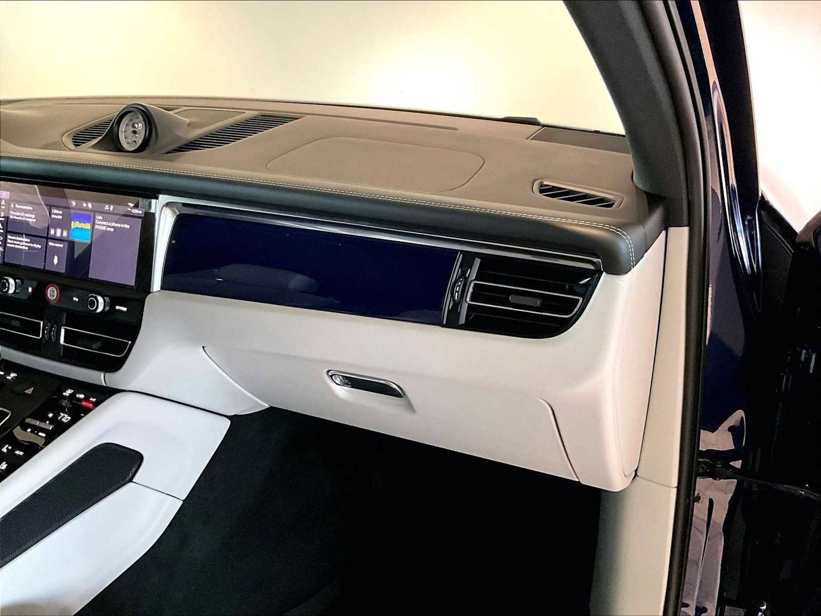 Used 2025 Porsche Macan Turbo image 23