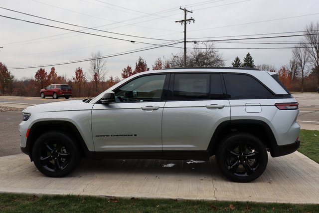 New 2025 Jeep Grand Cherokee Altitude image 24