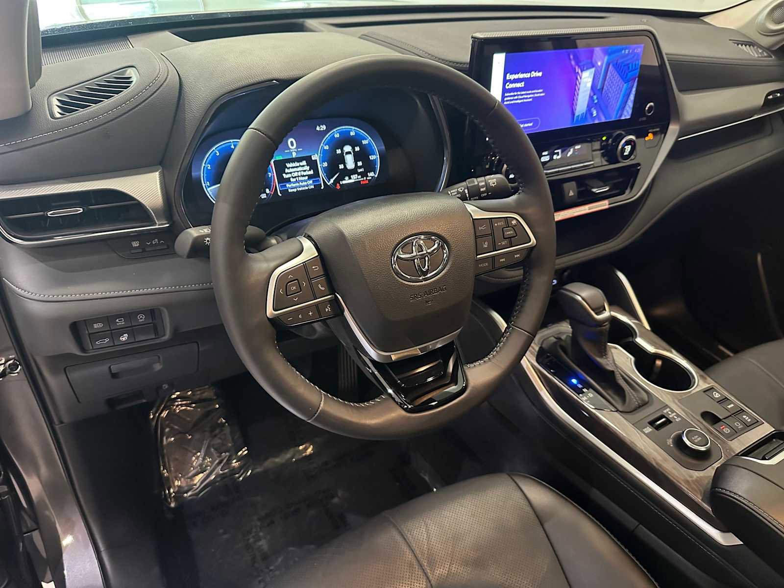 Certified 2025 Toyota Highlander Platinum AWD/4WD image 2