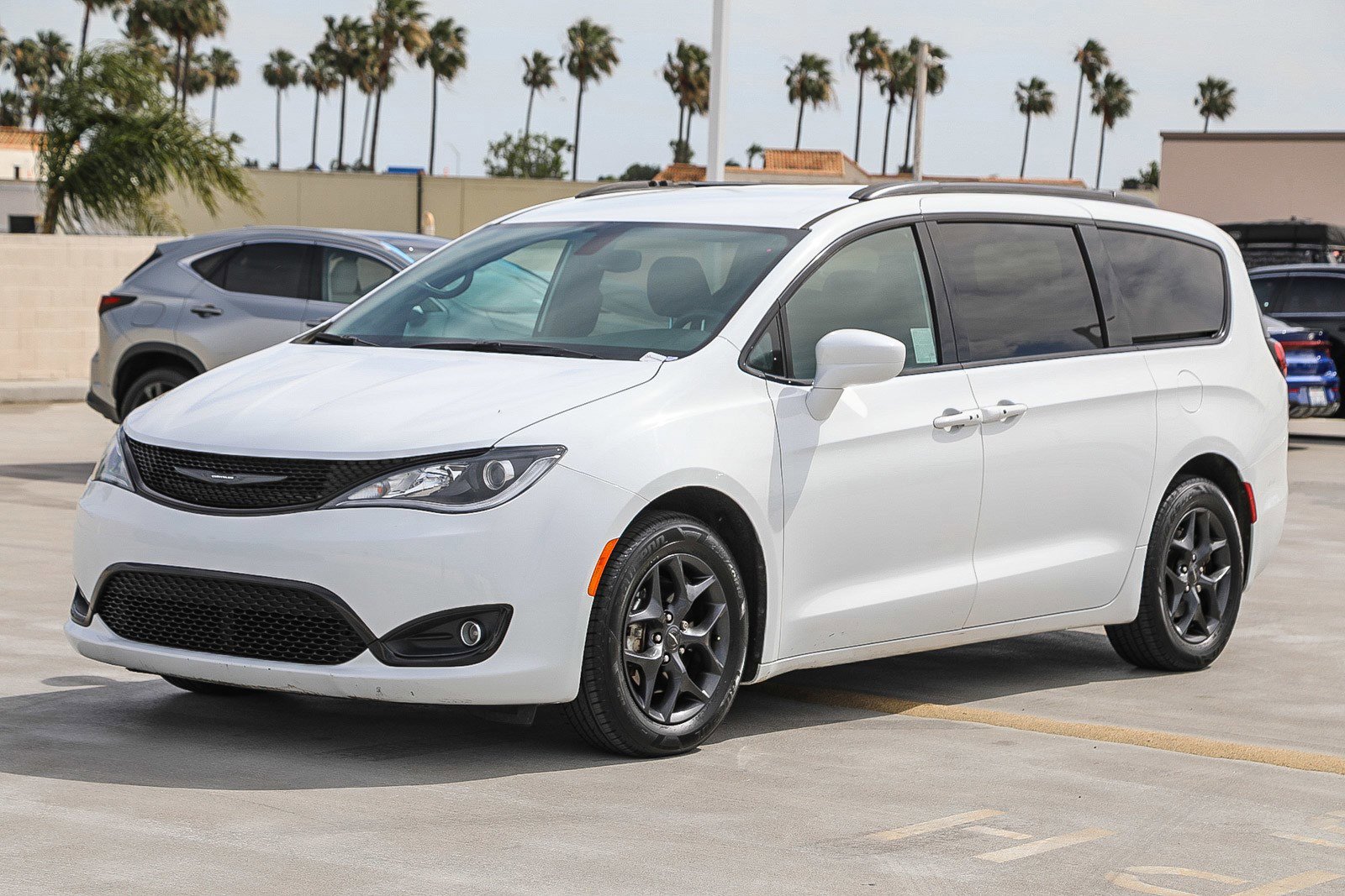 Used 2020 Chrysler Pacifica Touring-L Plus w/ S Appearance Package image 3