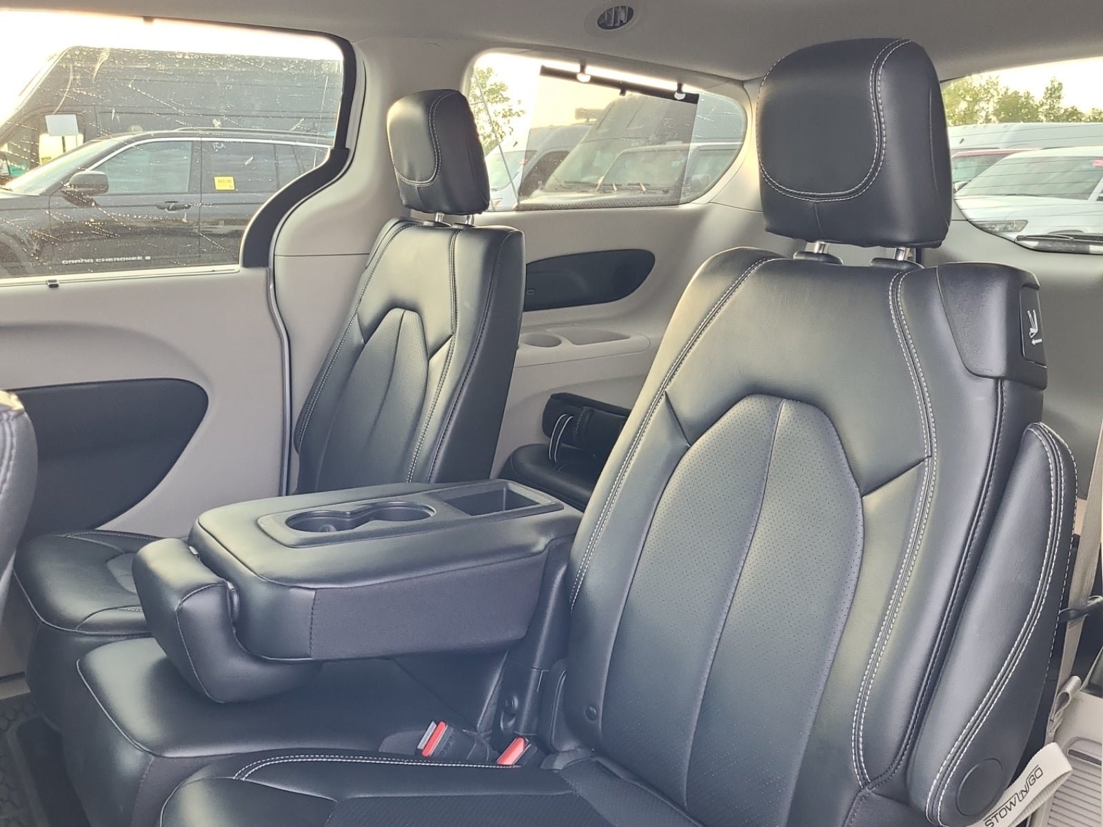 Used 2024 Chrysler Pacifica Touring-L w/ Uconnect Theater Family Group FWD image 10