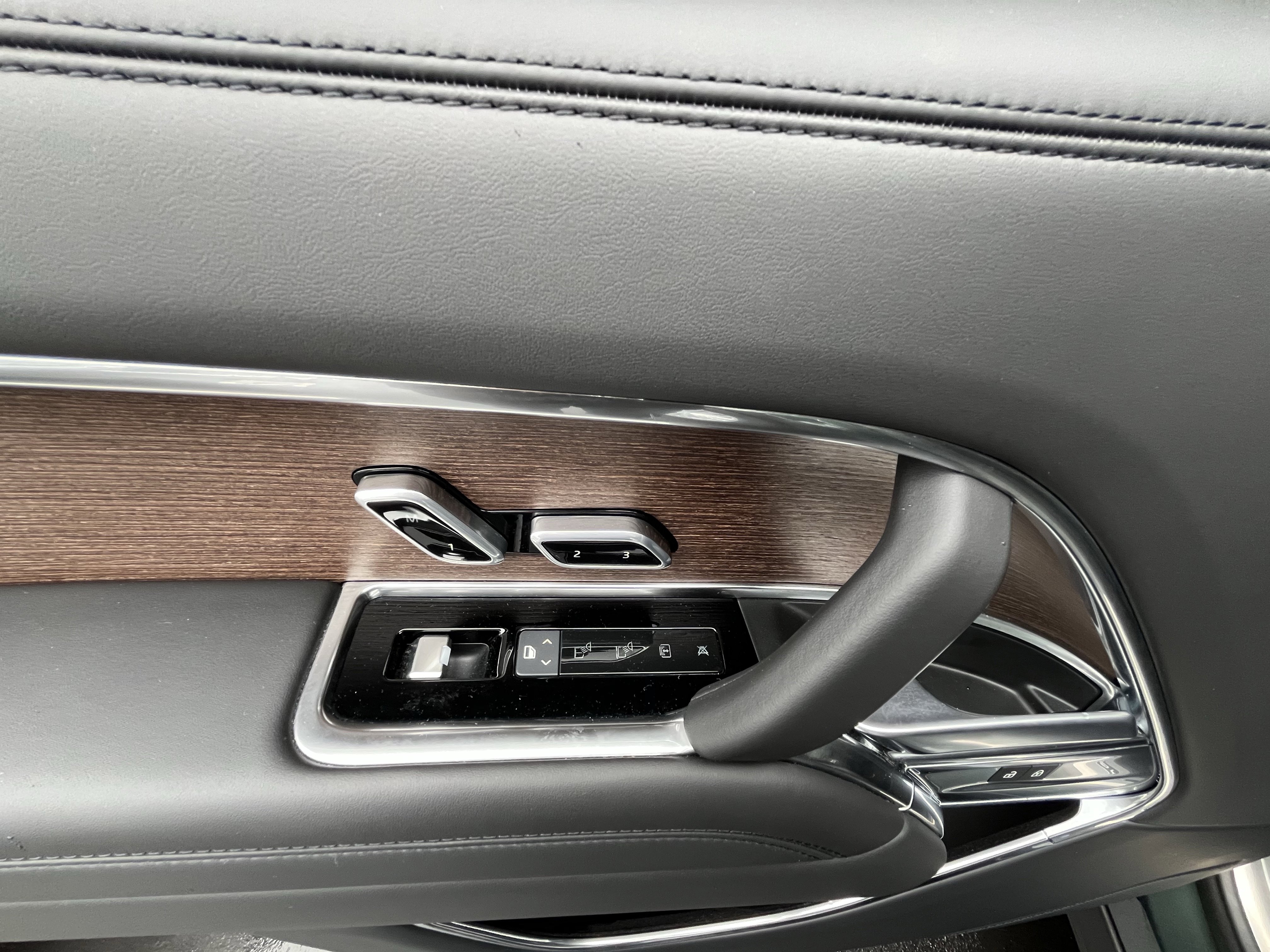 Certified 2025 Land Rover Range Rover Long Wheelbase SE image 24