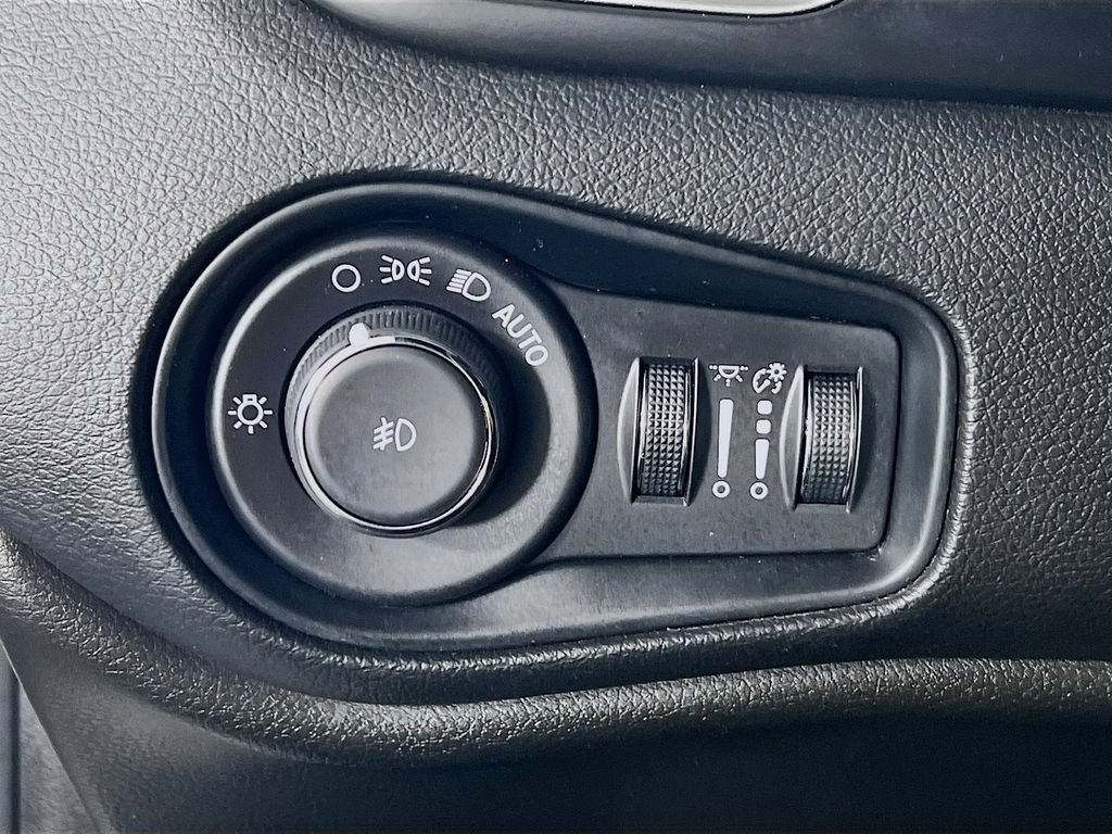 Used 2021 Jeep Renegade Latitude AWD/4WD image 18