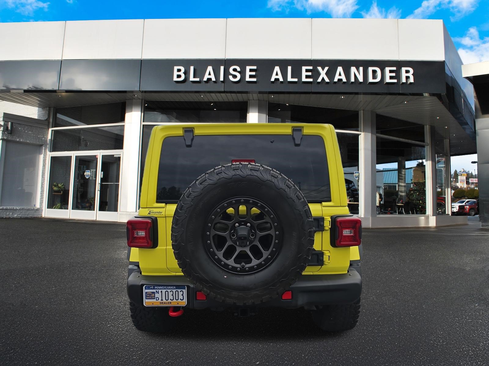 Used 2023 Jeep Wrangler Unlimited Rubicon w/ Xtreme 35 Tire Package AWD/4WD image 4