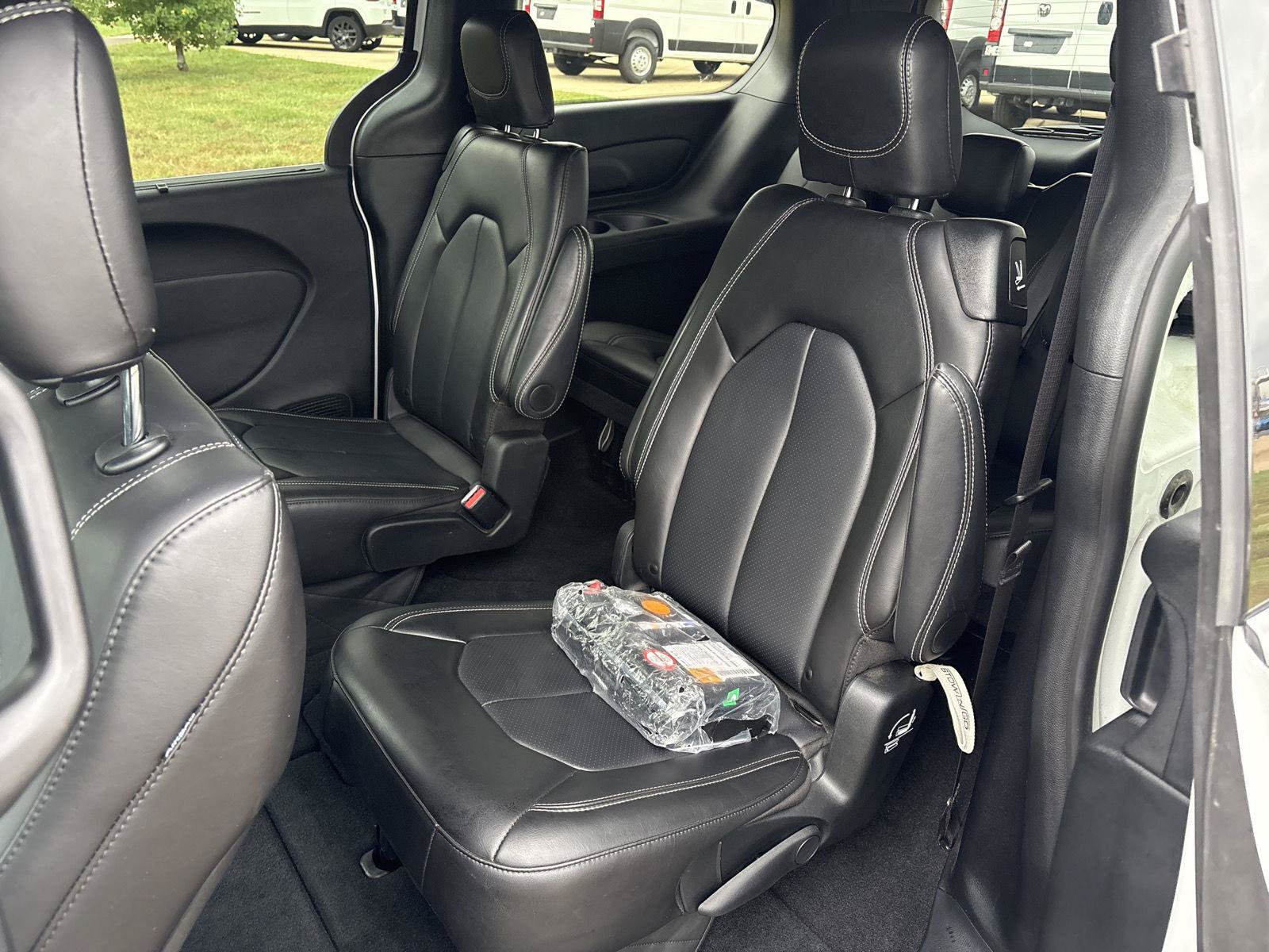 Used 2026 Chrysler Pacifica Select FWD image 10