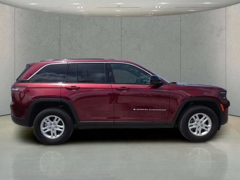 Used 2024 Jeep Grand Cherokee Laredo RWD image 32
