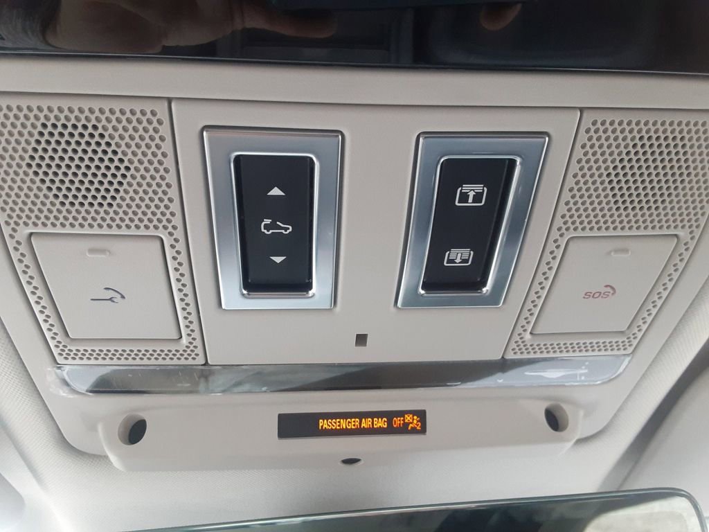 New 2024 Land Rover Defender 110 SE image 28