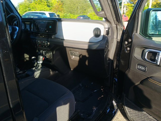 Used 2025 Jeep Wrangler Unlimited Sahara AWD/4WD image 13