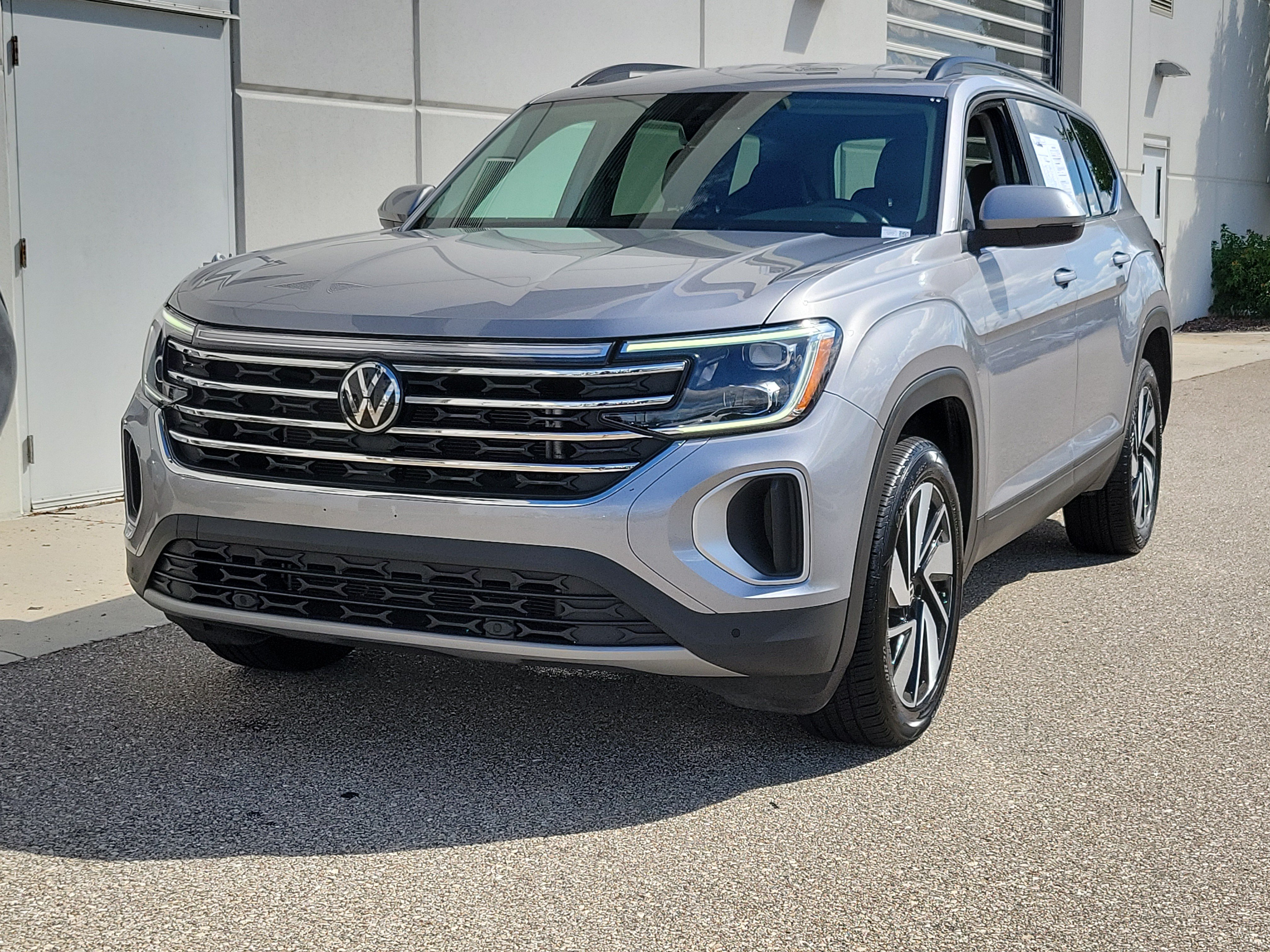 Used 2025 Volkswagen Atlas SE AWD/4WD image 3