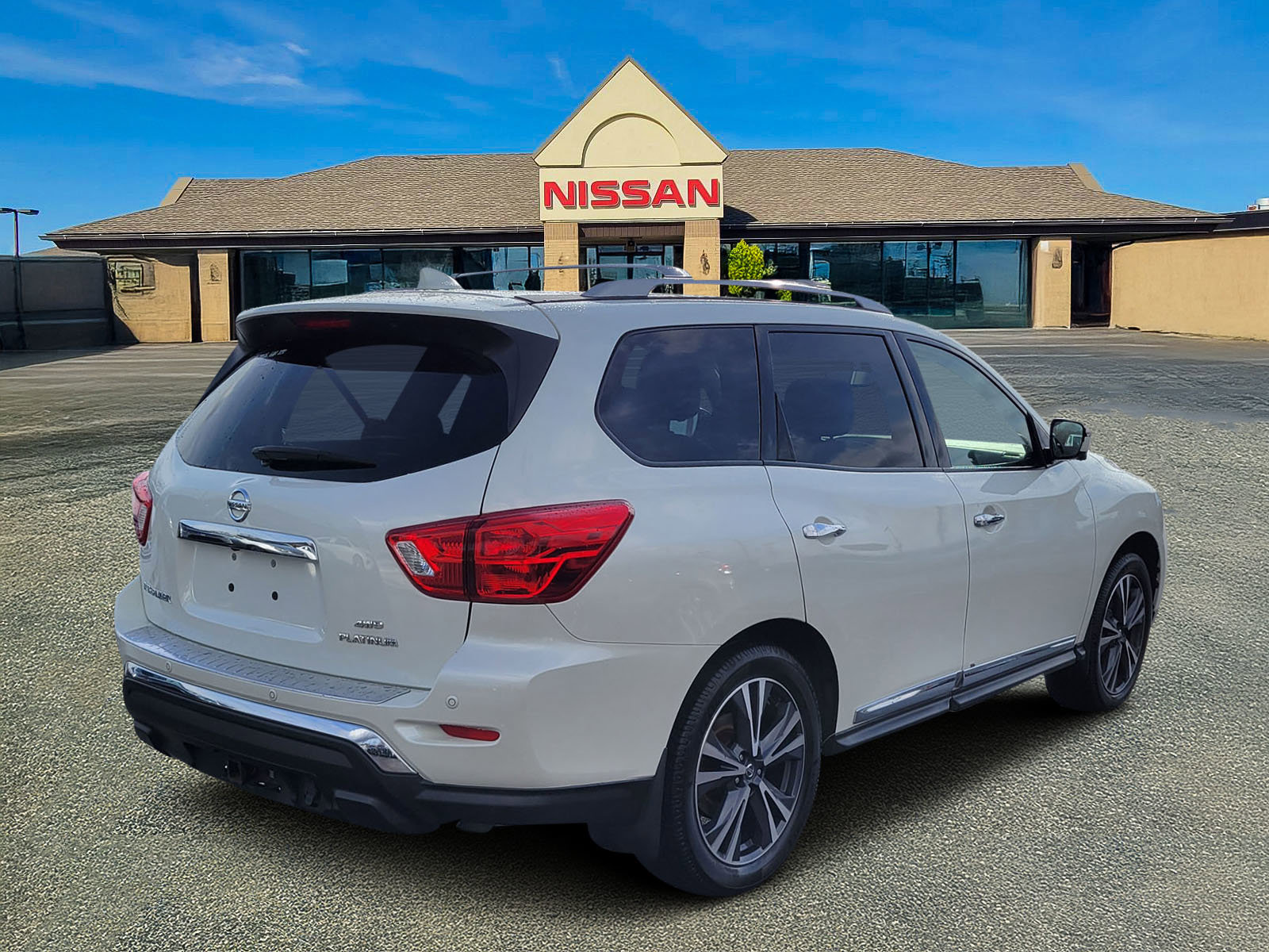 Used 2019 Nissan Pathfinder Platinum image 4