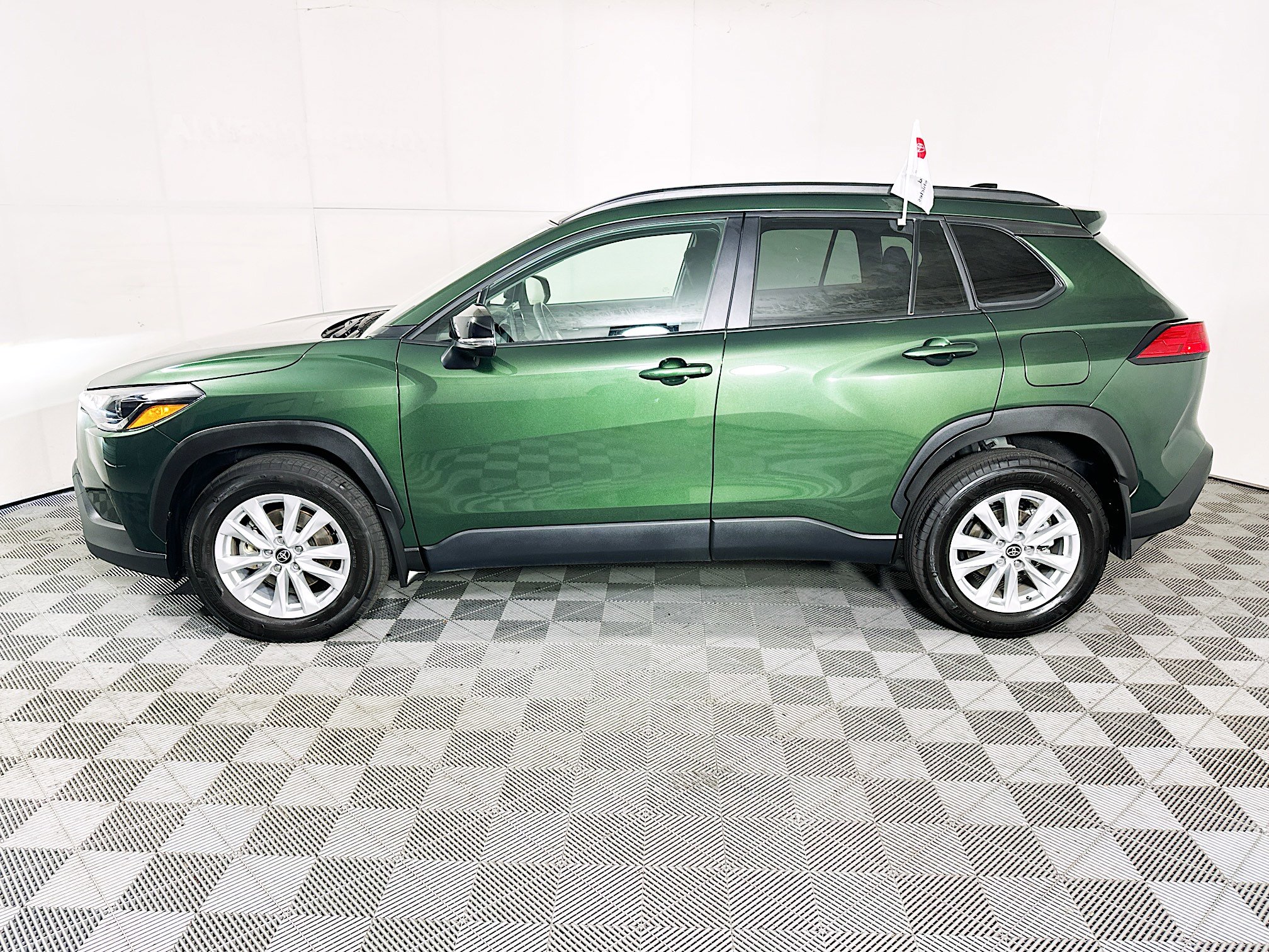 Used 2025 Toyota Corolla Cross LE image 6