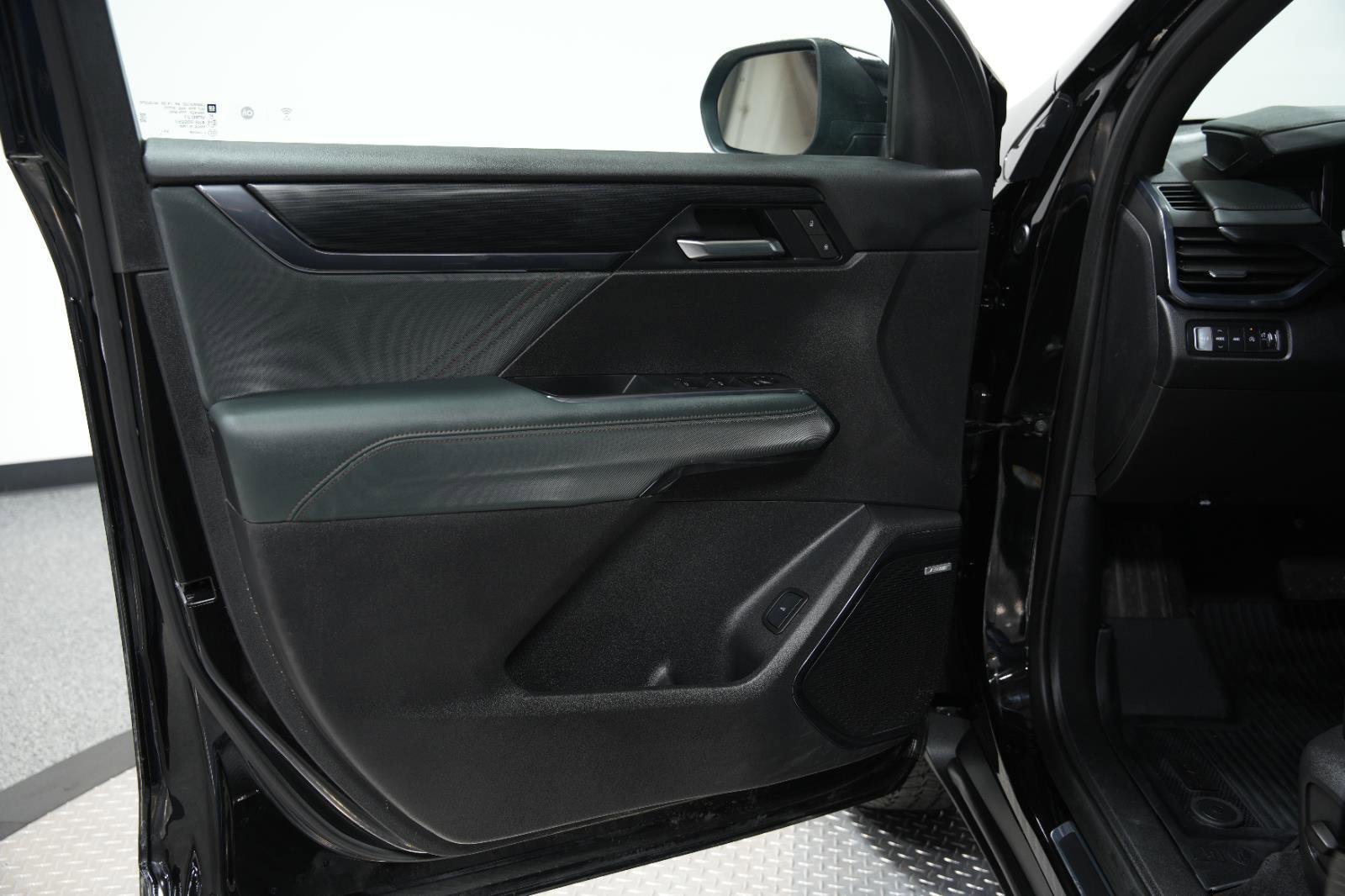 Used 2025 GMC Acadia AT4 image 27