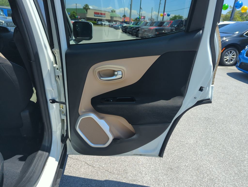 Used 2015 Jeep Renegade Latitude FWD image 29