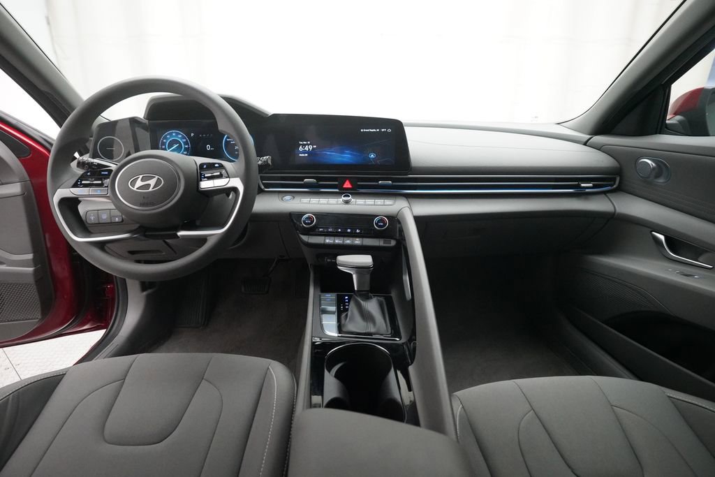 Used 2024 Hyundai Elantra Blue image 5