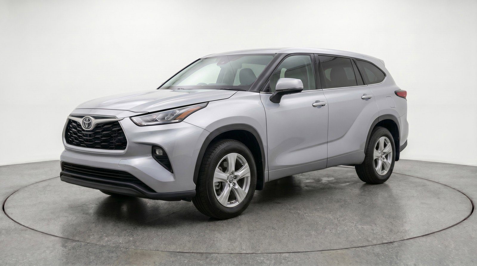 Used 2025 Toyota Highlander LE FWD image 3