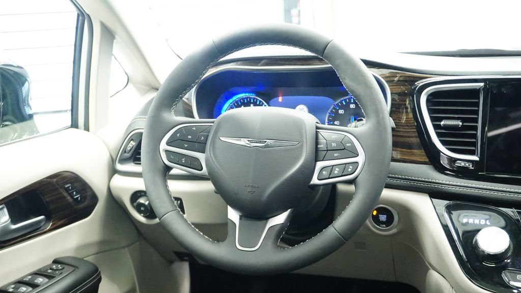 Used 2024 Chrysler Pacifica Limited image 19