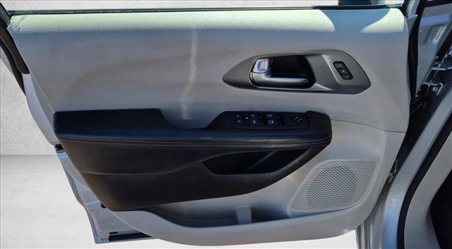 Used 2023 Chrysler Pacifica Touring-L FWD image 11