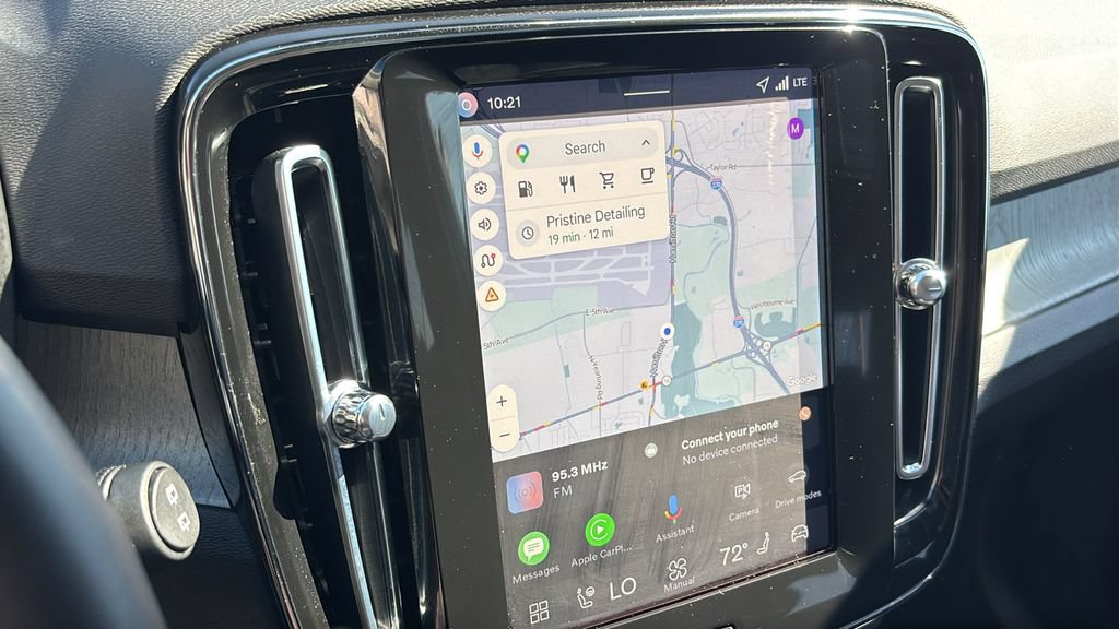 Certified 2026 Volvo XC40 B5 Plus AWD/4WD image 18