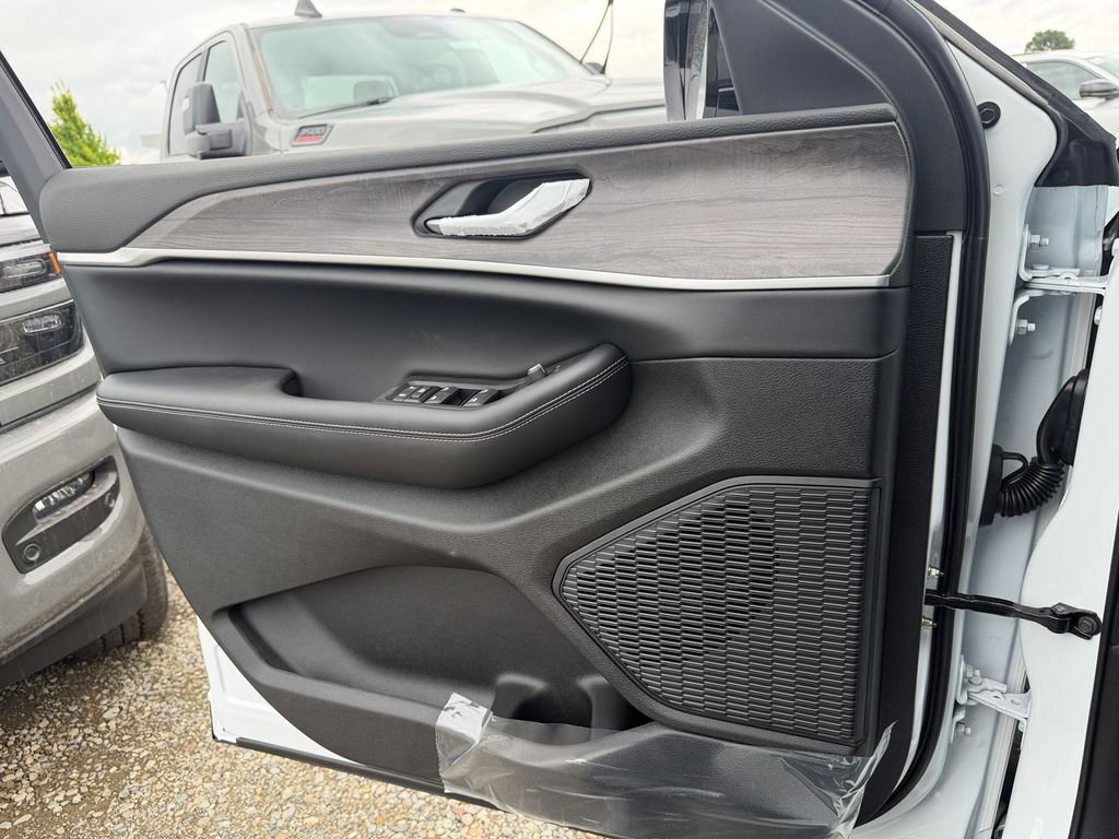 New 2026 Jeep Grand Cherokee L 4WD image 12