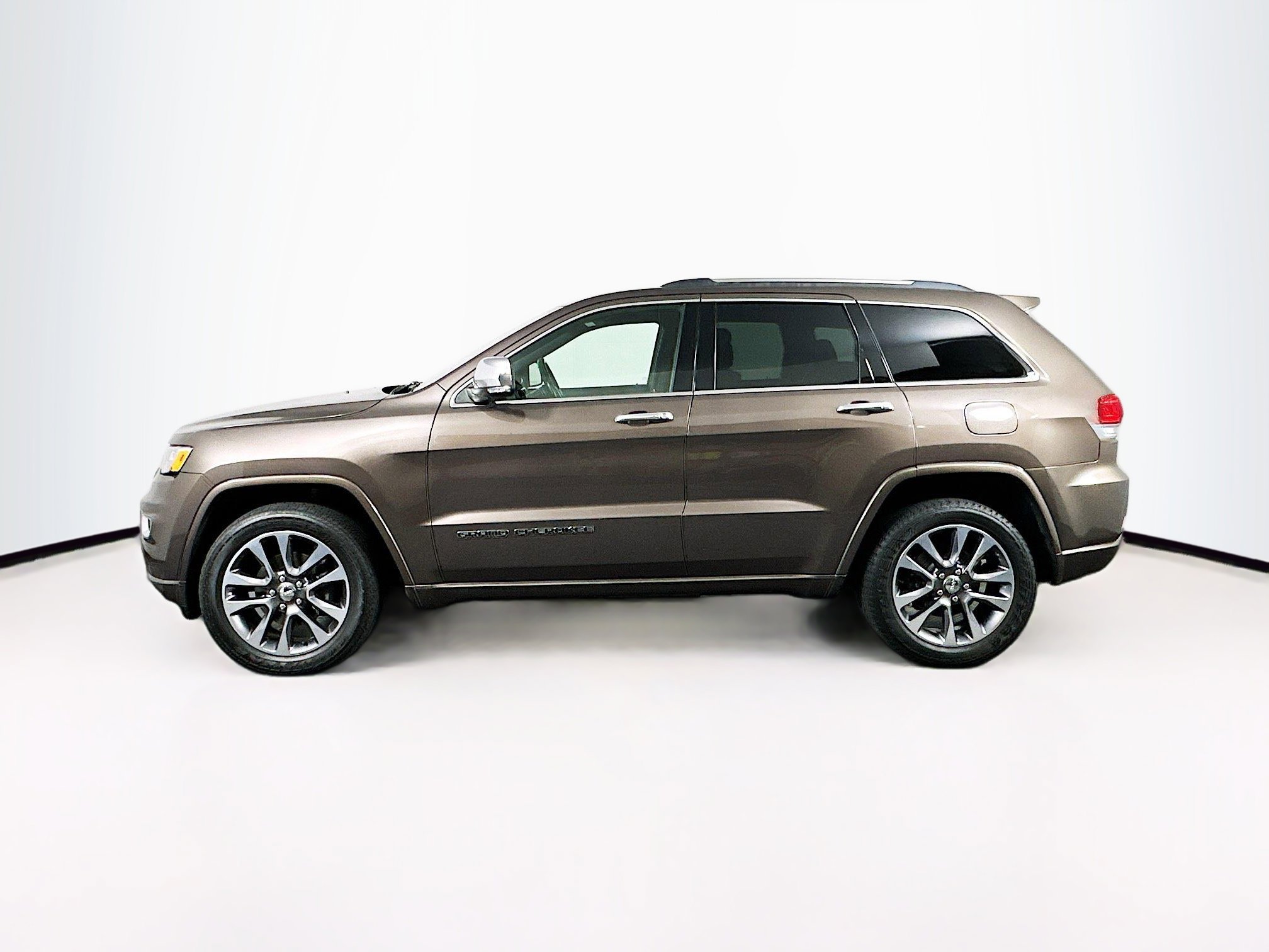 Used 2017 Jeep Grand Cherokee Overland AWD/4WD image 4