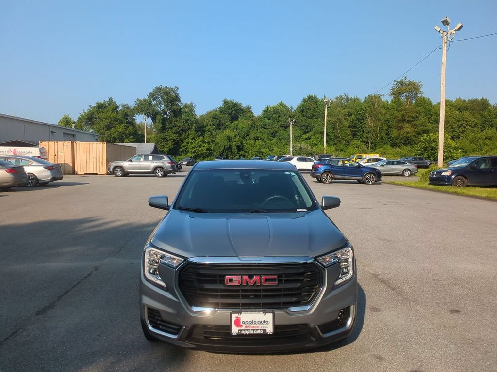 Used 2024 GMC Terrain SLE FWD image 2