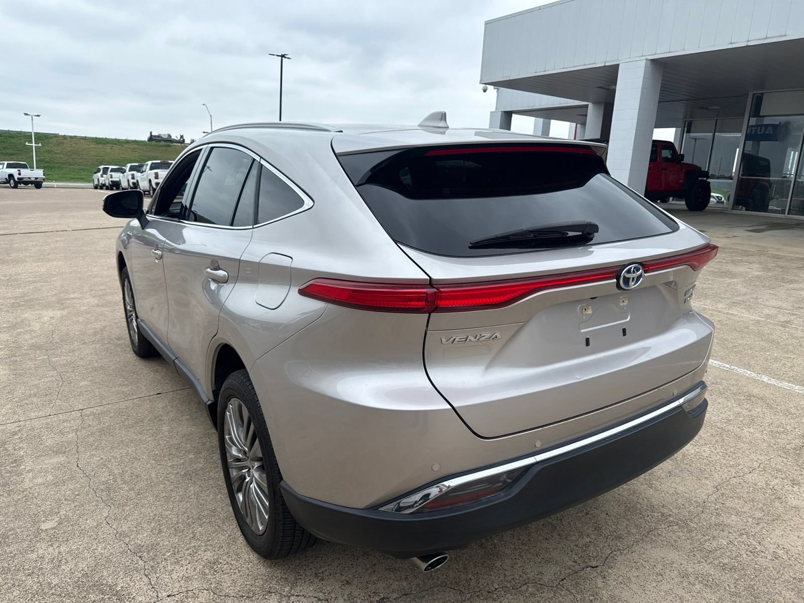 Used 2021 Toyota Venza Limited AWD/4WD image 9