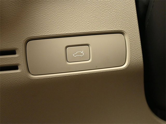 Used 2024 Volvo XC40 B5 Plus w/ Climate Package image 28