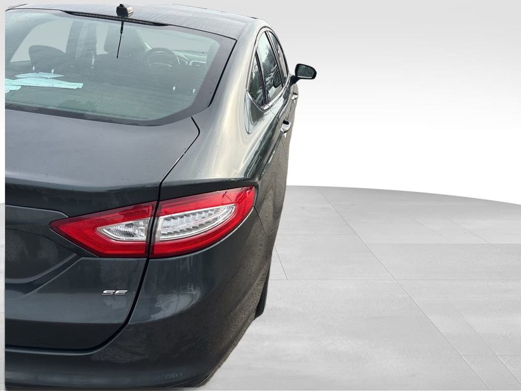 Used 2015 Ford Fusion SE image 5