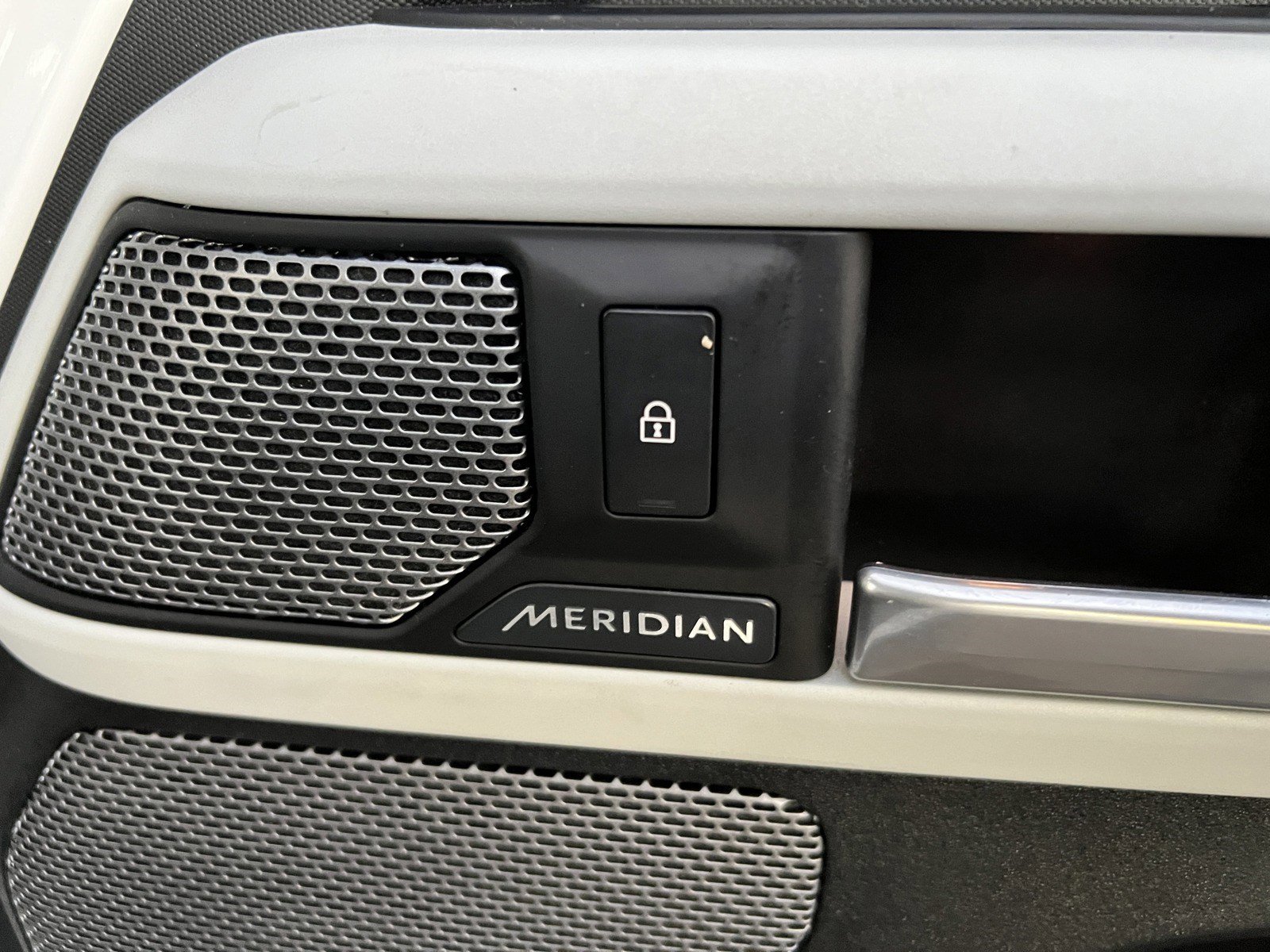 Used 2020 Land Rover Defender 110 S AWD/4WD image 32