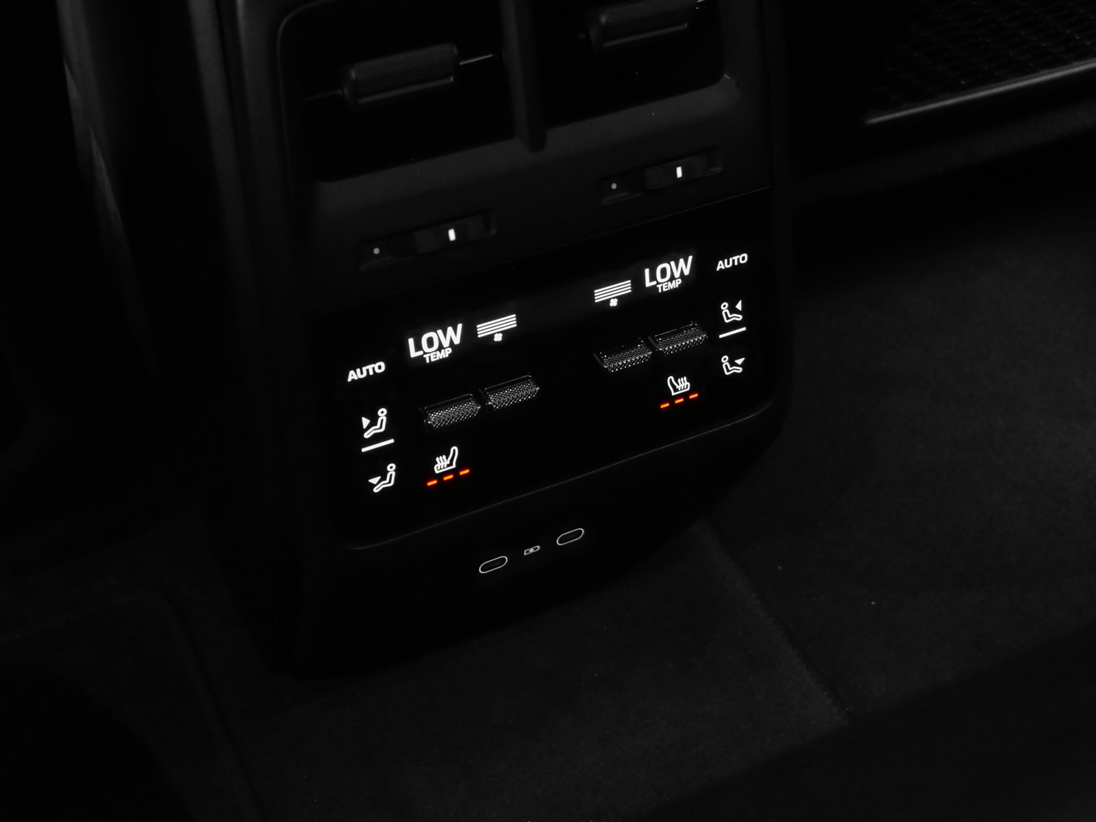 Certified 2025 Porsche Macan Electric RWD image 38