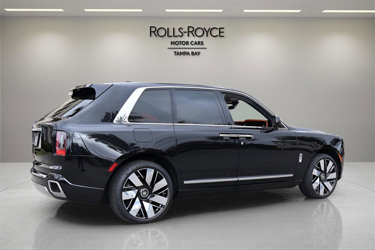 Used 2025 Rolls-Royce Cullinan image 2