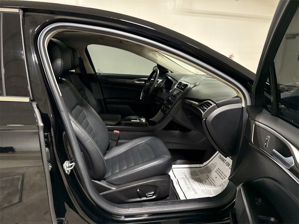 Used 2017 Ford Fusion SE w/ Fusion SE Technology Package image 22