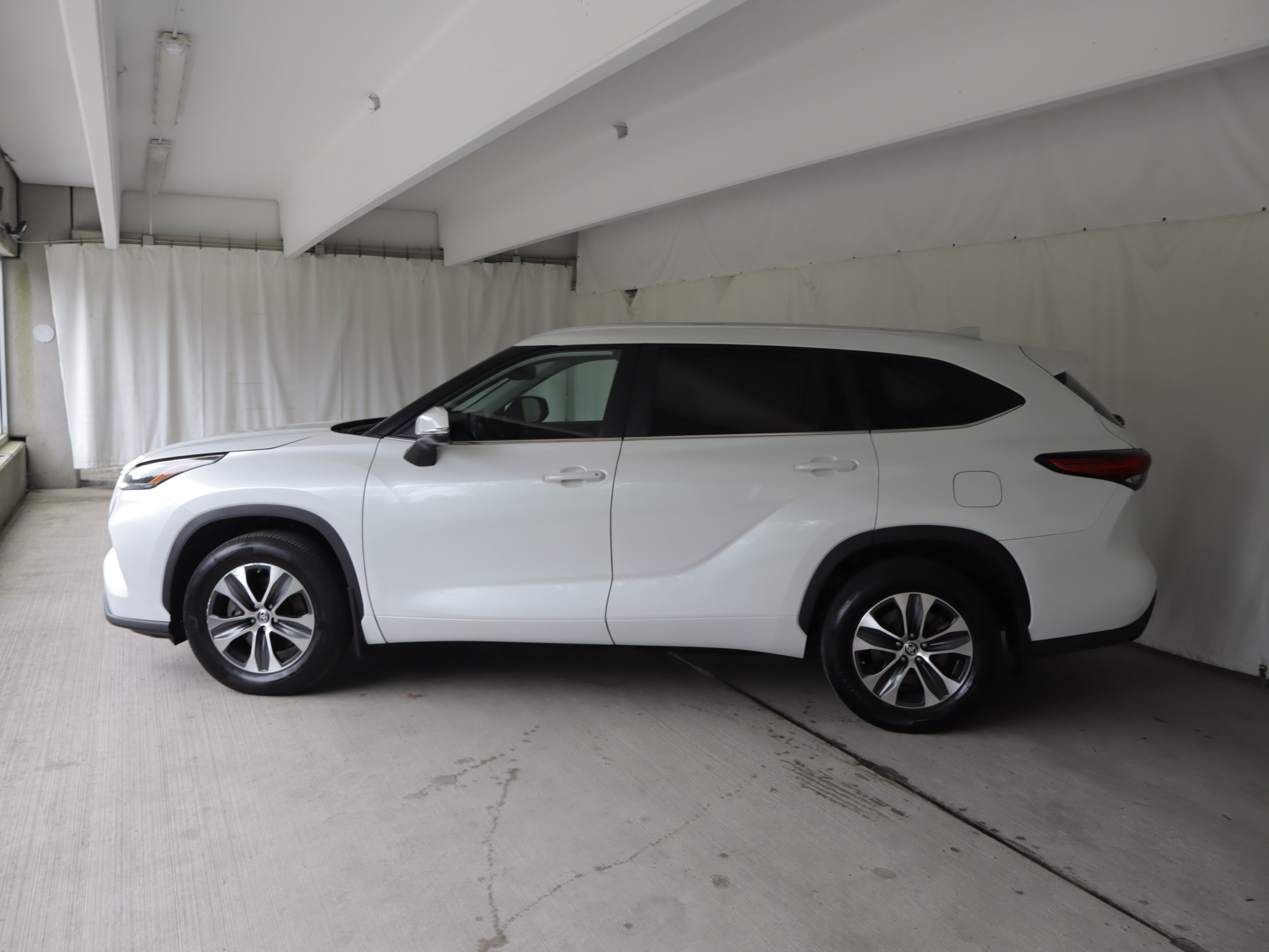 Used 2023 Toyota Highlander XLE AWD/4WD image 24