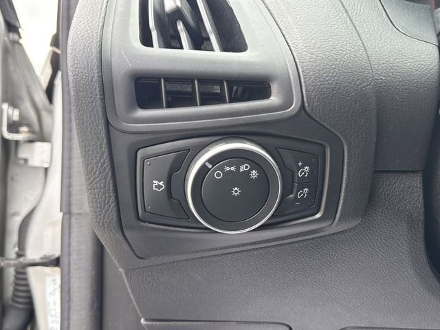 Used 2017 Ford Focus SE w/ SE Winter Package image 30