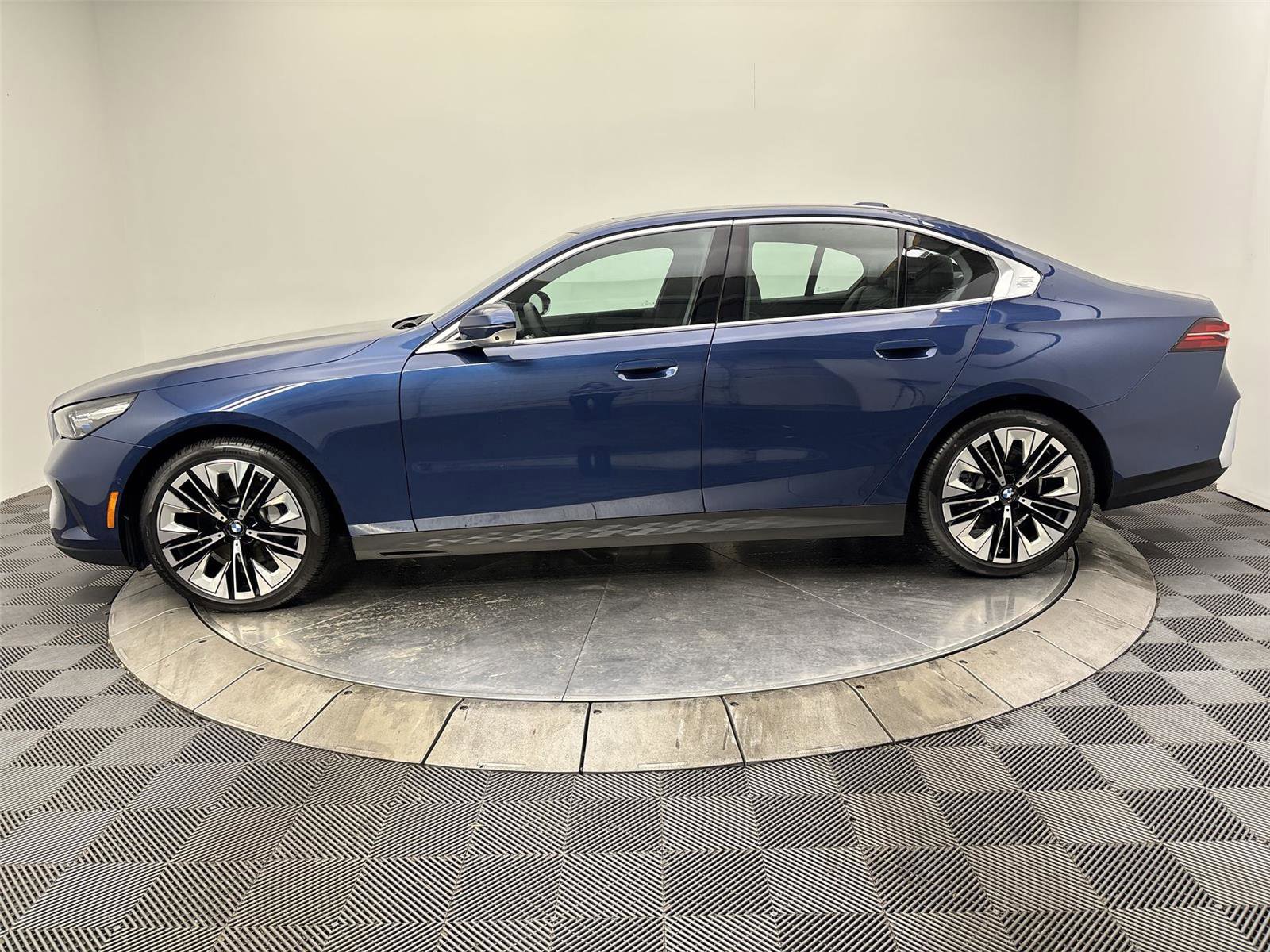 Used 2025 BMW 530i xDrive w/ Premium Package image 16