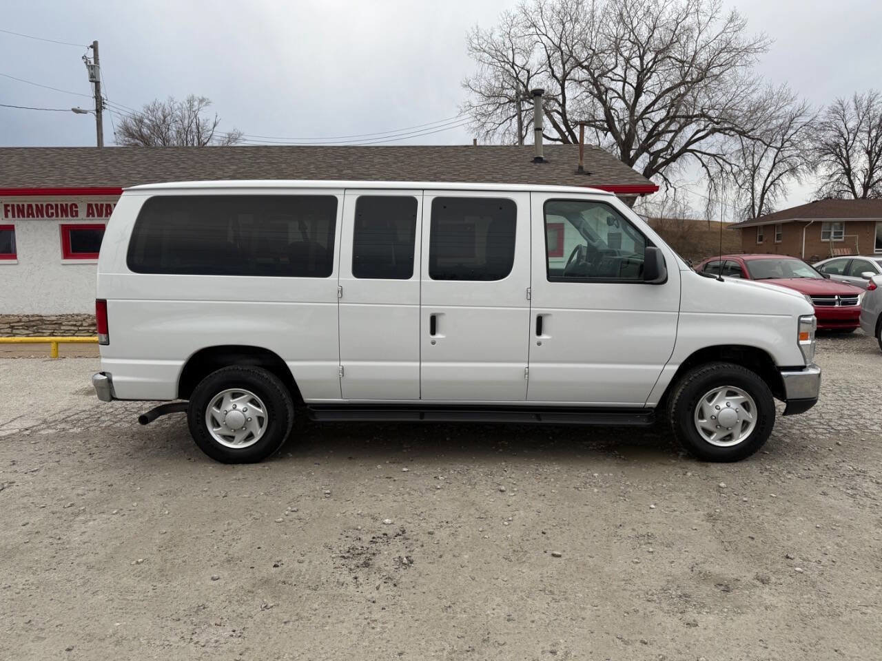 Used 2013 Ford E-350 and Econoline 350 XLT image 2