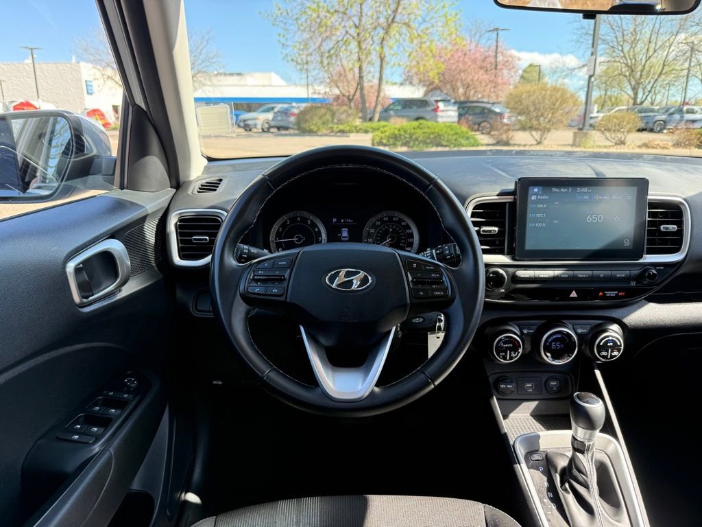 Used 2021 Hyundai Venue SEL FWD image 2