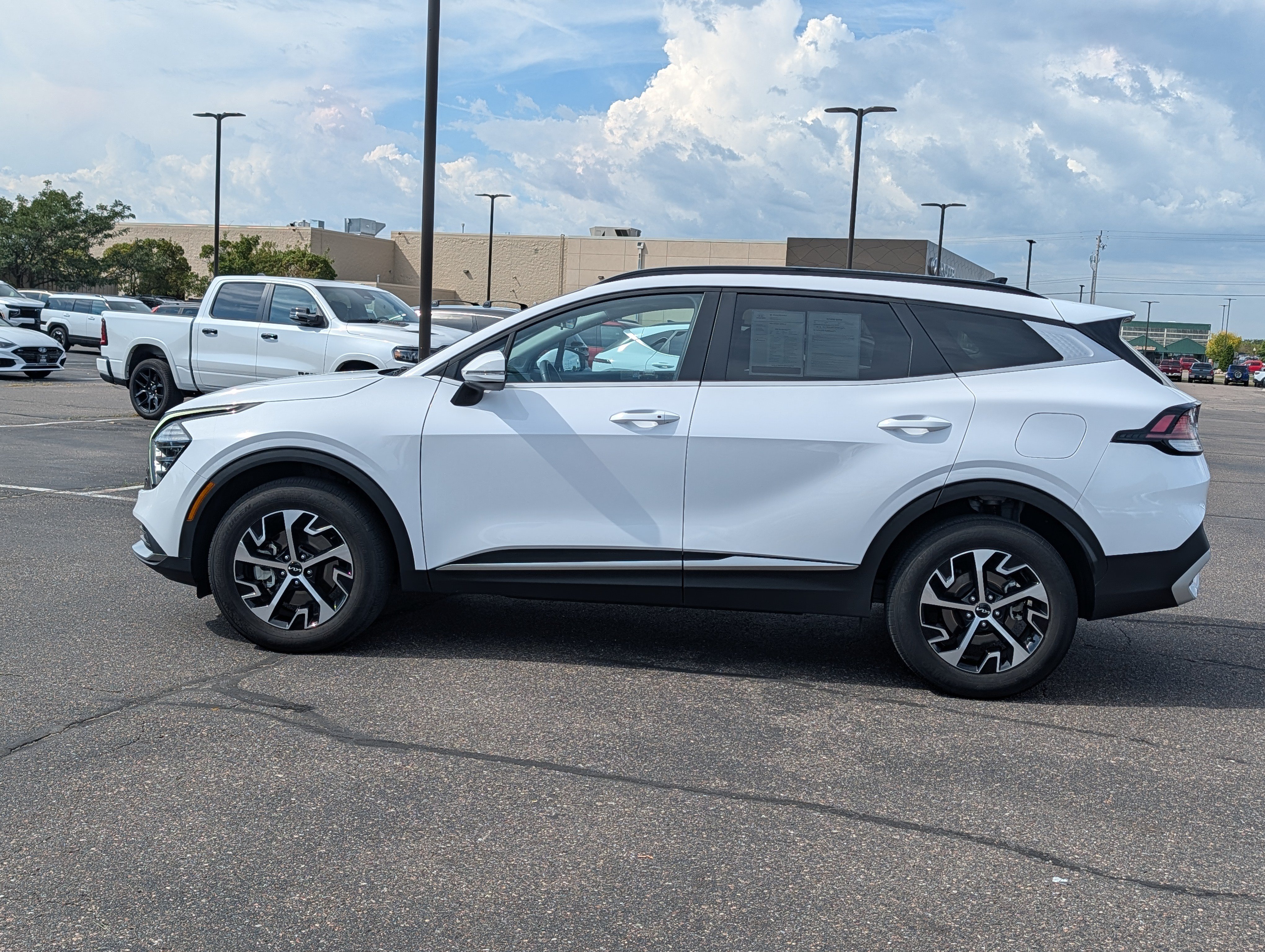 Used 2025 Kia Sportage EX w/ Premium Package AWD/4WD image 2