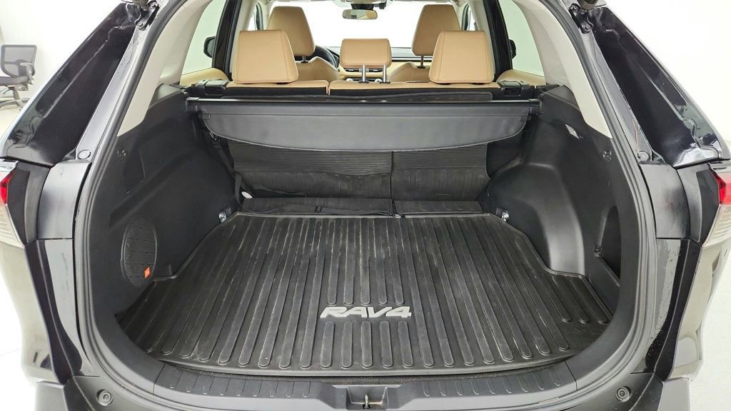 Used 2020 Toyota RAV4 XLE Premium image 22