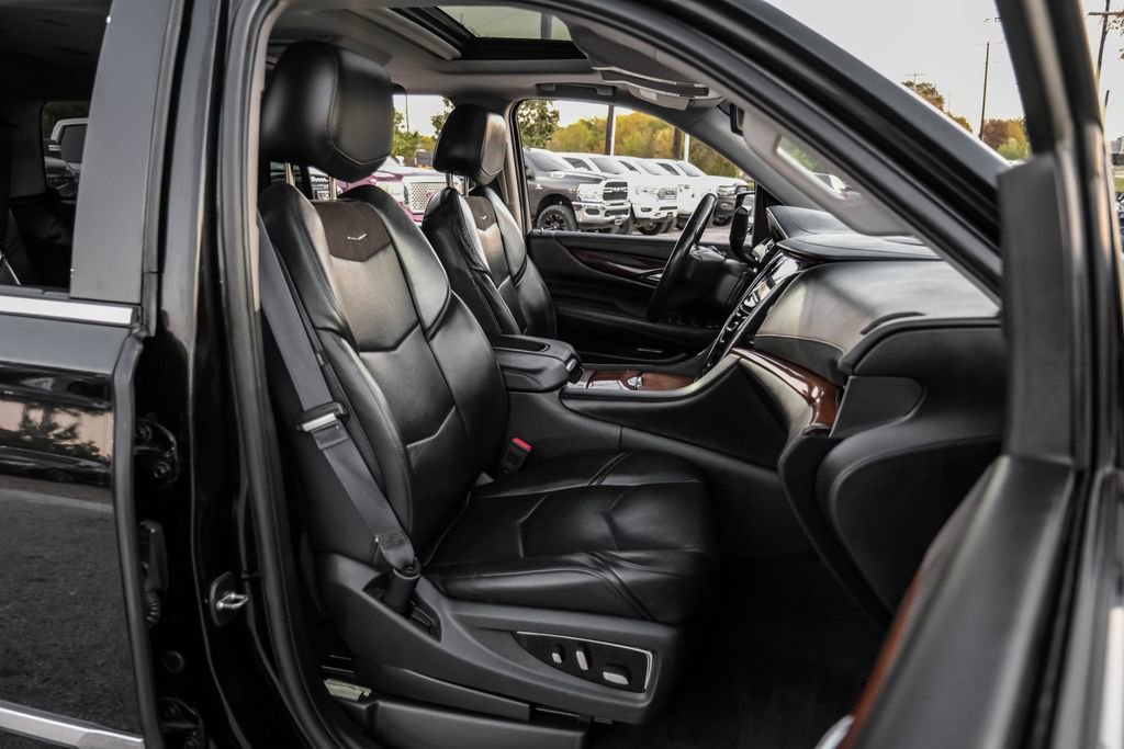 Used 2015 Cadillac Escalade Luxury image 35