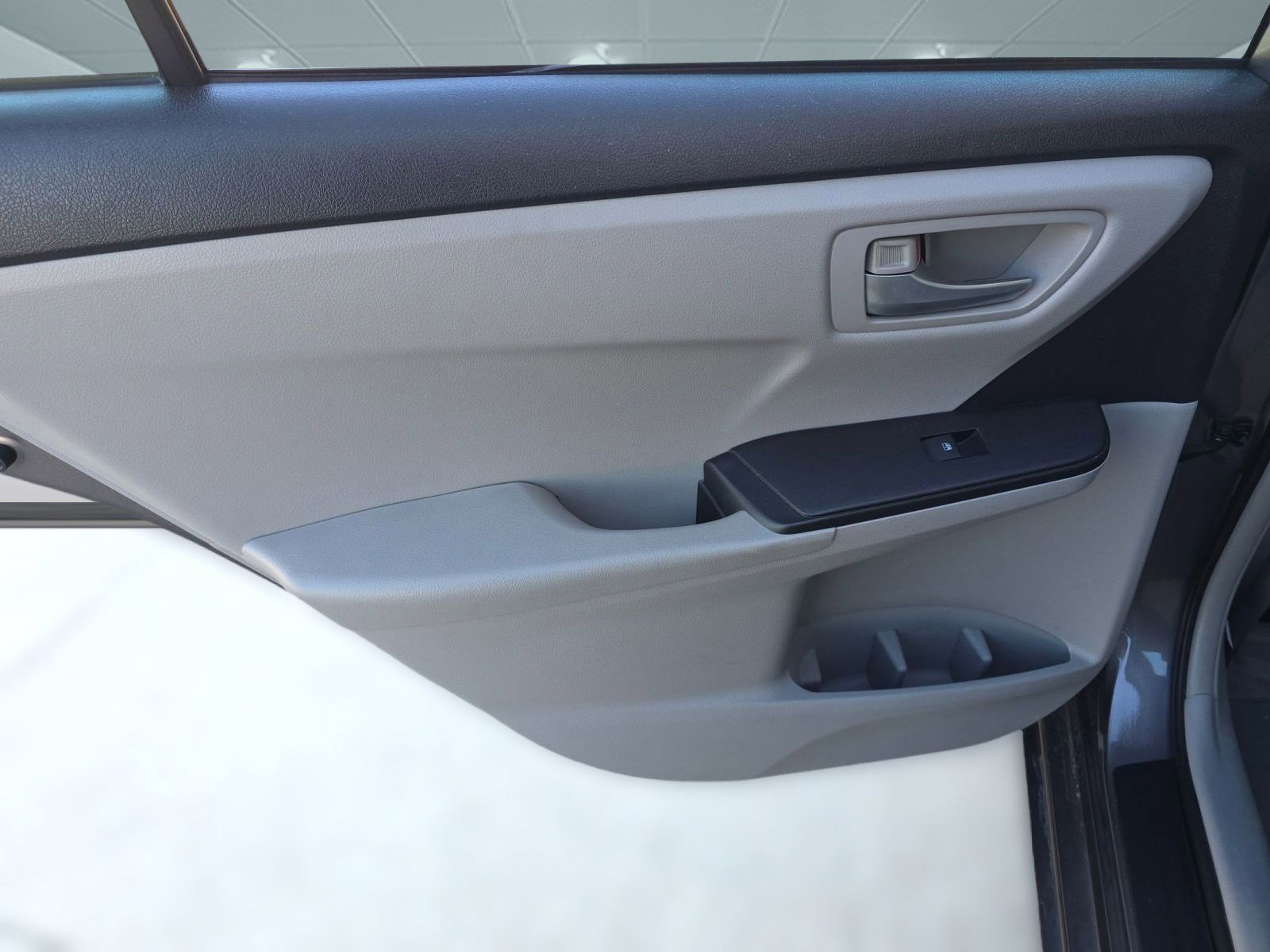 Used 2015 Toyota Camry LE image 24