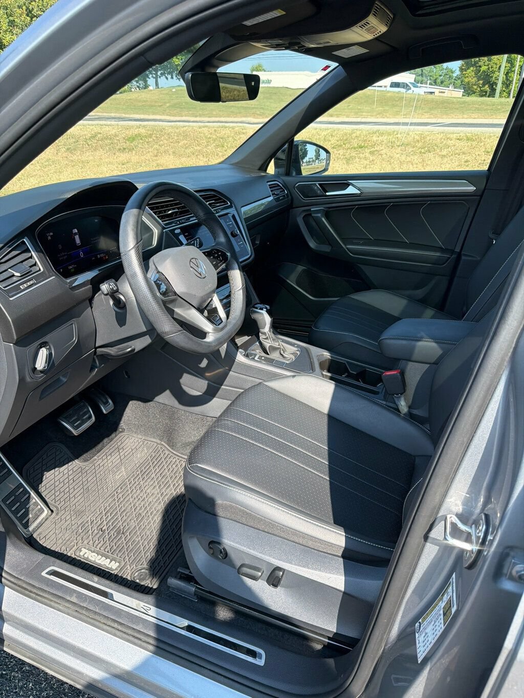 Used 2024 Volkswagen Tiguan SE R-Line FWD image 9