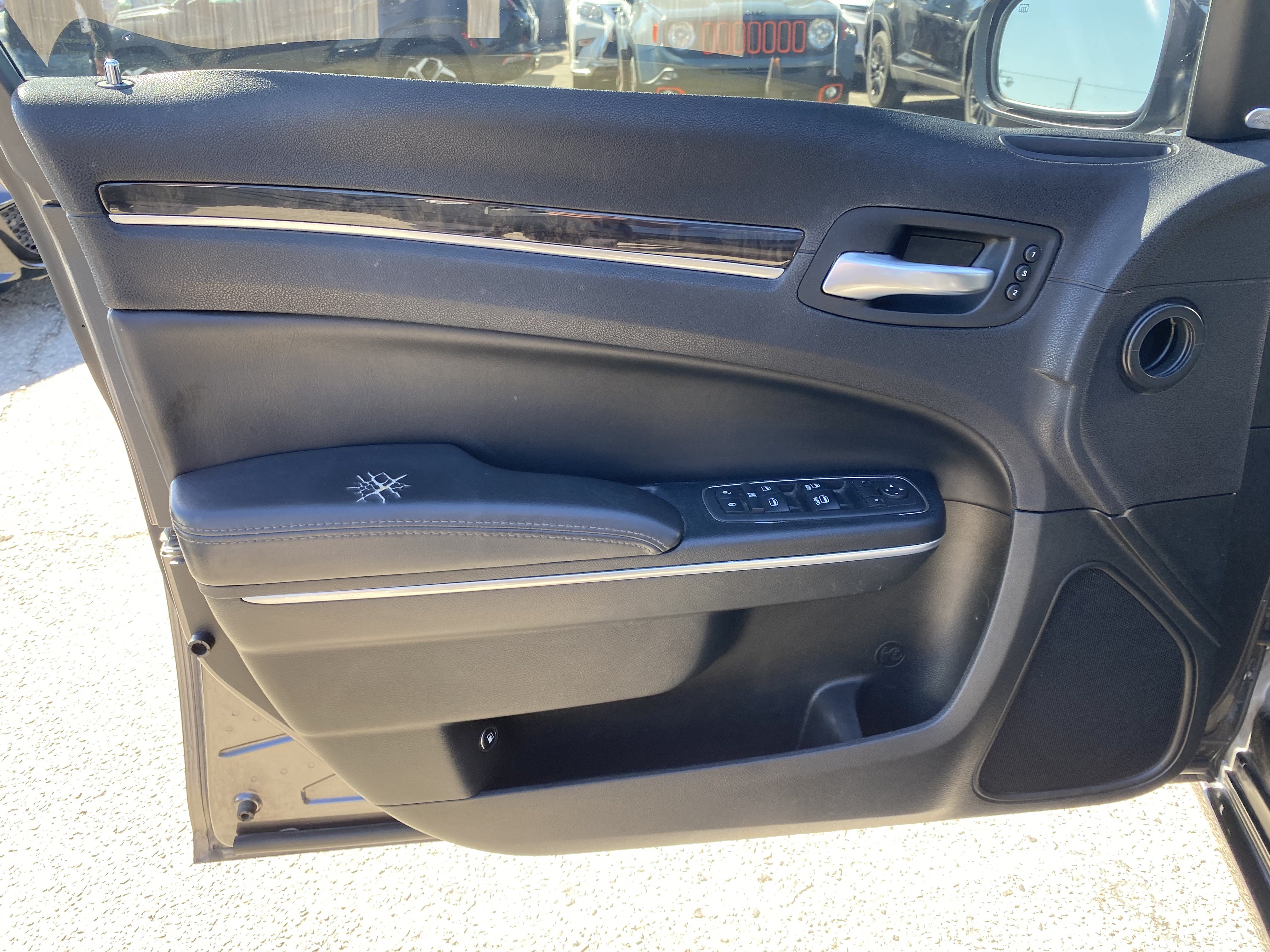 Used 2017 Chrysler 300 C RWD image 13