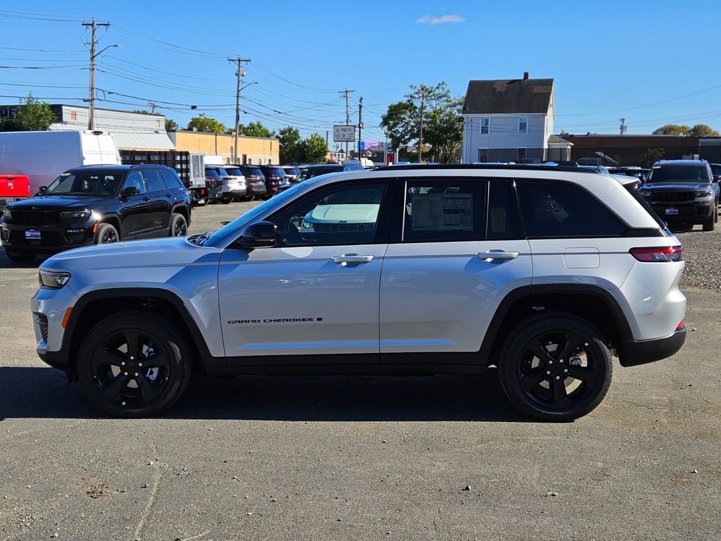 New 2025 Jeep Grand Cherokee Altitude image 2