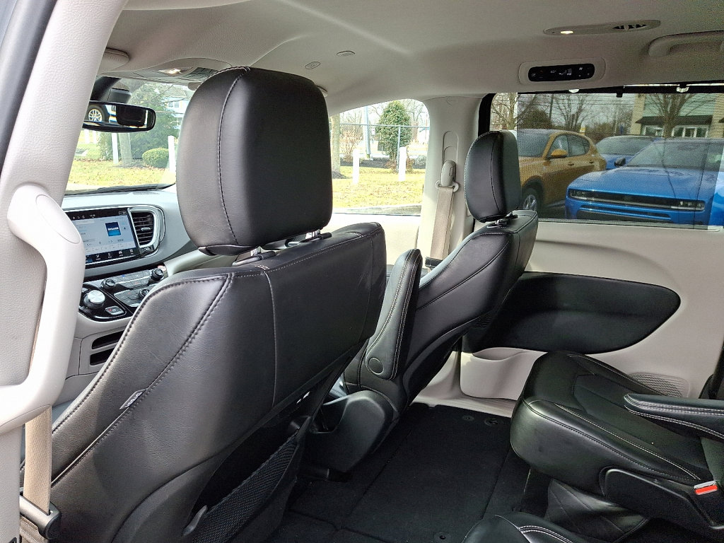 Used 2024 Chrysler Pacifica Touring-L image 19