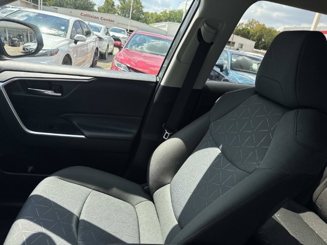 Used 2022 Toyota RAV4 XLE AWD/4WD image 21