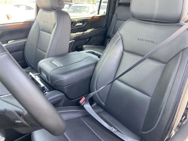 Used 2025 GMC Yukon XL Denali AWD/4WD image 14