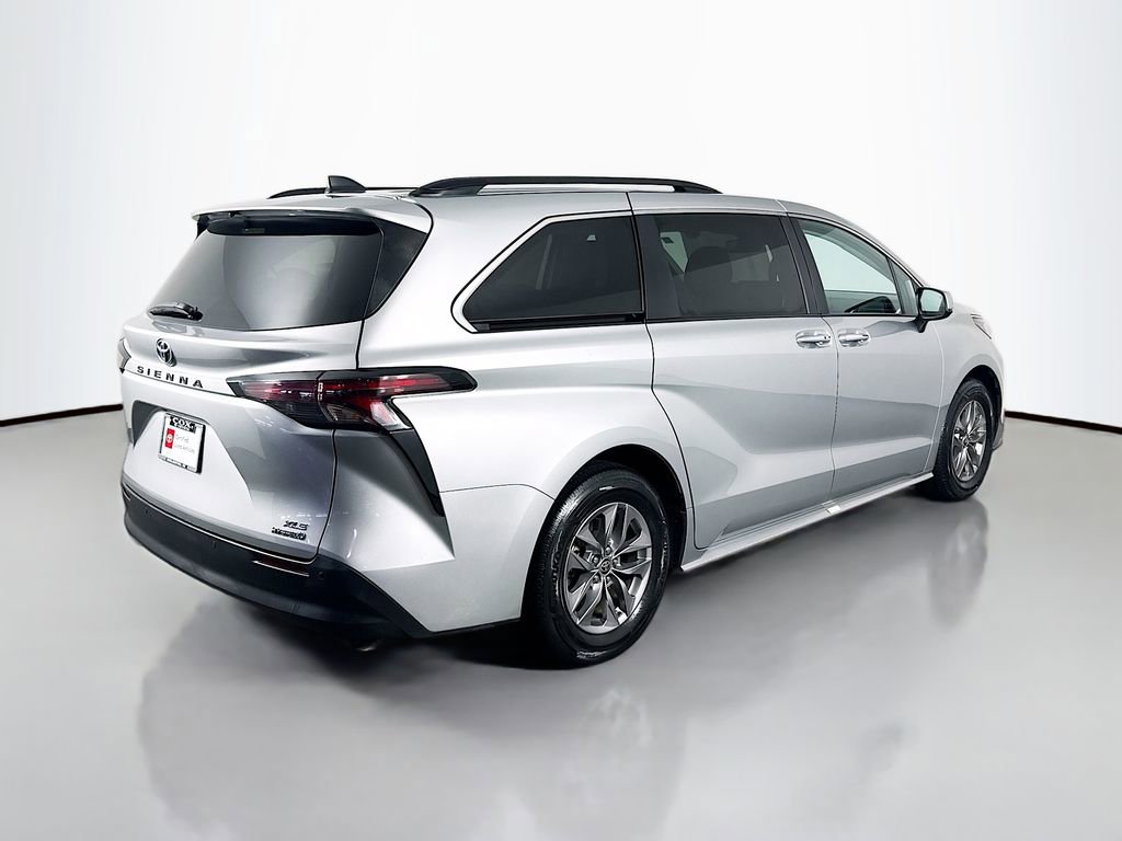 Certified 2024 Toyota Sienna XLE image 5