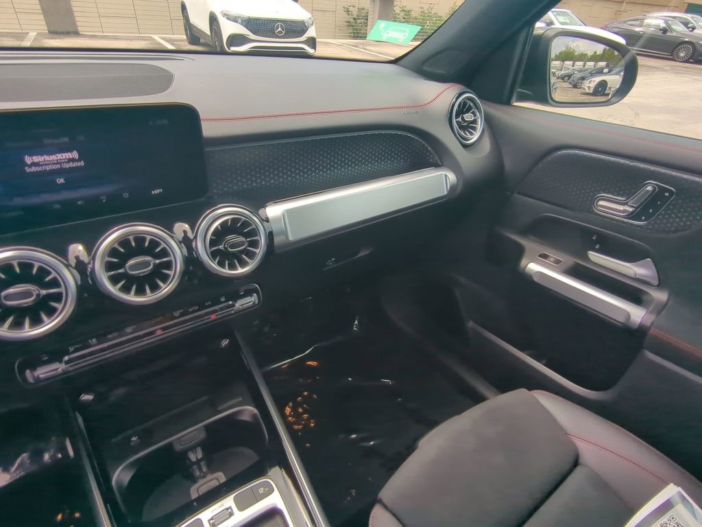 Used 2024 Mercedes-Benz EQB 300 4MATIC image 4