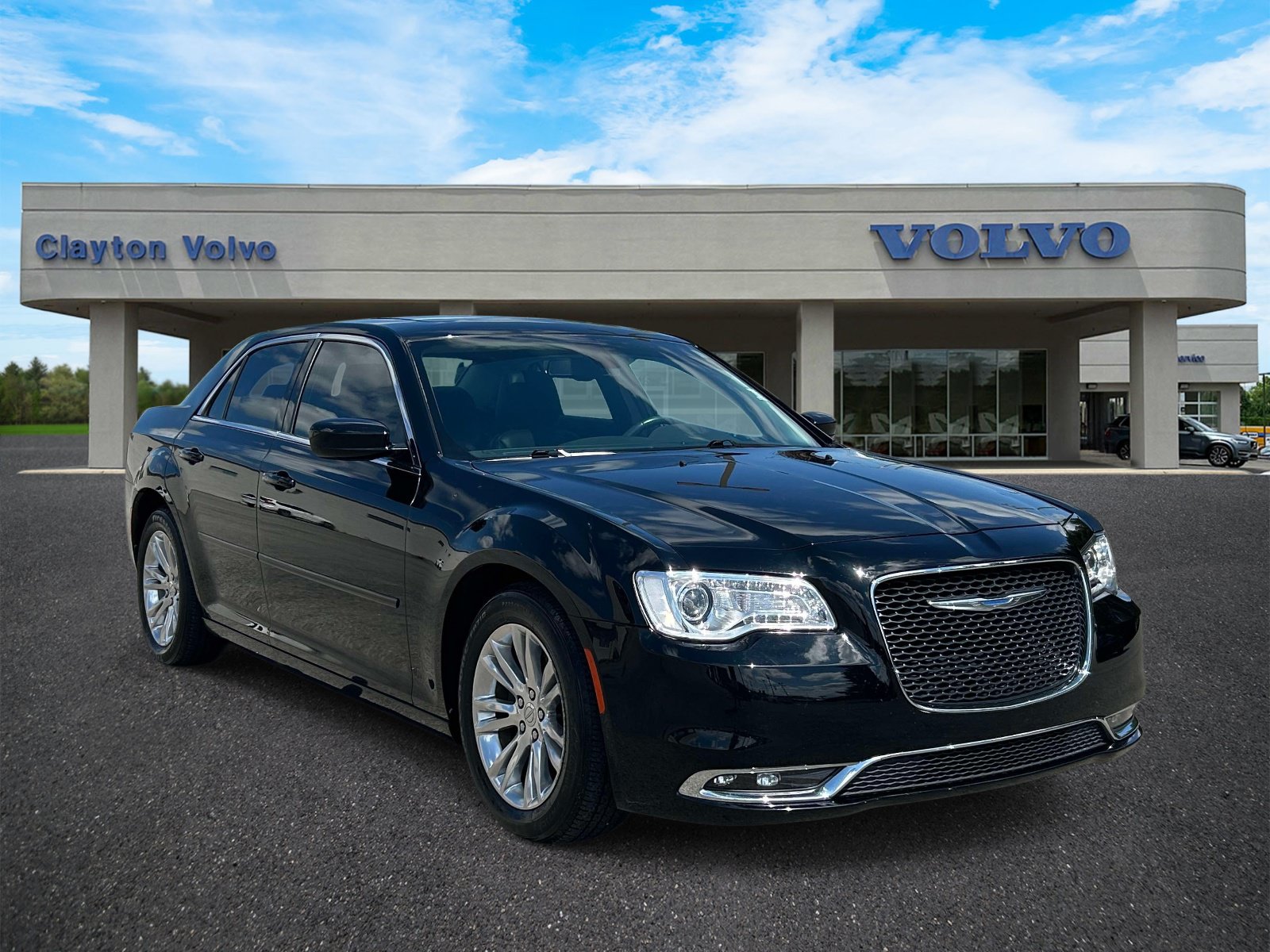 Used 2017 Chrysler 300 Limited w/ Value Package RWD image 1